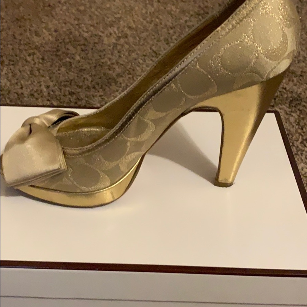 Coach gold heels - Picture 6 of 8